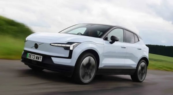 Плюсове: Производителност, цена, качество на интериора

Минуси: Използваемост на интериора, гаранцията

Най-евтините електрически автомобили са предимно най-малките, но Volvo EX30 е изключение от това правило. Предлага прилични дози пространство и лукс.
Въпреки че минималистичният интериор означава липса на излишни предмети, компактният размер на EX30 прави мястото за краката на пътниците малко ограничено. Пътниците отзад ще забележат това най-много, но за деца е ОК. При главите няма проблеми.

Багажникът не е точно водещ в класа си с 318 литра, а формата му позволява лесно да използвате цялото налично пространство. Под капака има и допълнителни 15 литра за кабелите за зареждане. 

Прекомерната зависимост на EX30 от сензорния му екран е доста разочароваща. По-голямата част от функциите (дори регулирането на страничните огледала) се управляват чрез централния 12,3-инчов, а много от тях са скрити в подменюта. Ако обаче сте особено търпеливи и обичате технологиите, ще го намерите за приятен и удобен интериор.

Феновете на спортните автомобили ще бъдат особено доволни, тъй като всяка версия на EX30 ускорява от 0 до 100 км/ч за по-малко от шест секунди. Всъщност, моделът Performance прави спринта само за 3,6 секунди. EX30 може да изминава много километри между зарежданията, тъй като дори базовият модел Single Motor има заявен максимален пробег от 340 км. Изберете варианта Long Range и това число се увеличава до 475 км.

Като нискобюджетен електрически SUV с премиум емблема, Volvo EX30 е малко необичайно предложение. 
